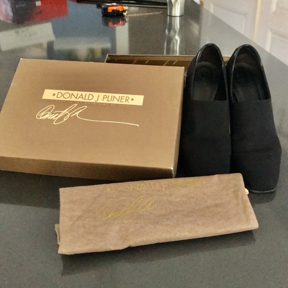 Donald J Pliner black pumps, size 8